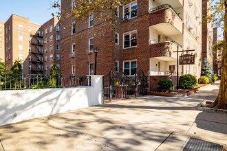 99-41 64th Ave in Rego Park, NY - Foto de edificio - Building Photo