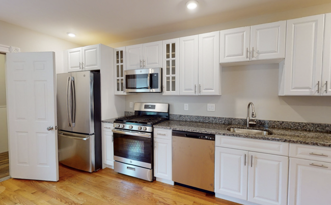 17 Beacon St, Unit 1 in Somerville, MA - Foto de edificio - Building Photo