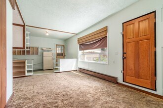 1220 SE Fullerton St in Roseburg, OR - Building Photo - Building Photo