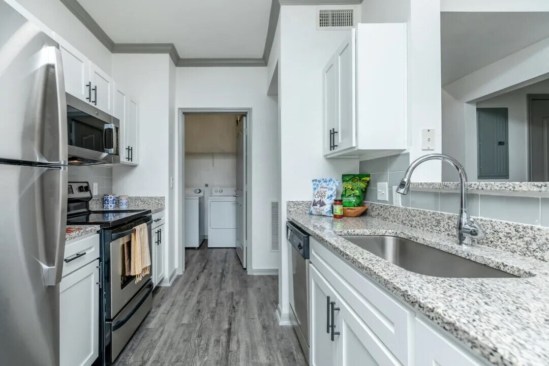 9914 Military Dr W in San Antonio, TX - Foto de edificio