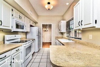 2710 W Camino Del Medrano in Tucson, AZ - Building Photo - Building Photo