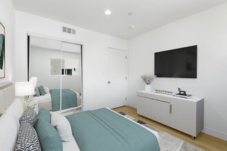 9613 S Hobart Blvd, Unit 9611 in Los Angeles, CA - Foto de edificio - Building Photo