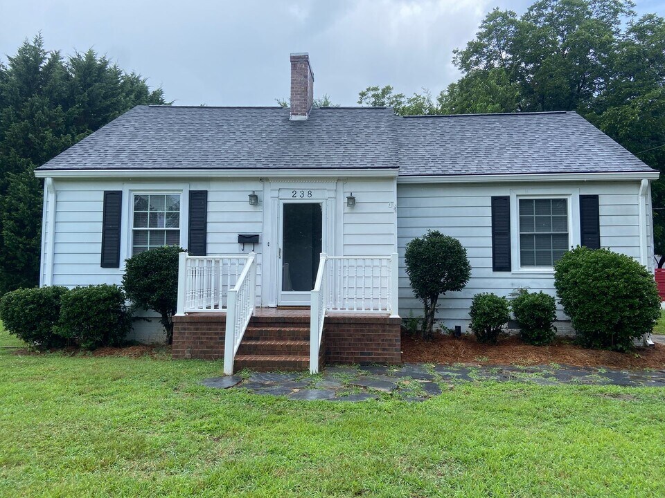 238 Silver Lake Dr in Burlington, NC - Building Photo