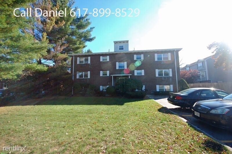31 Pond St in Waltham, MA - Building Photo