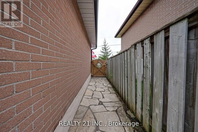 812 Sanok Dr in Pickering, ON - Building Photo - Building Photo