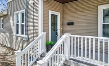 904 Zeeland Ct NE in Grand Rapids, MI - Foto de edificio - Building Photo