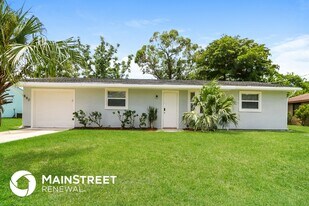 890 SW Dalton Ave in Port St. Lucie, FL - Building Photo