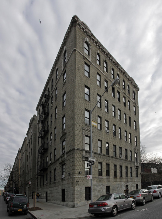 209 Haven Ave in New York, NY - Building Photo