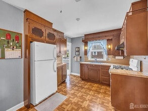 143 Safran Ave in Edison, NJ - Foto de edificio - Building Photo