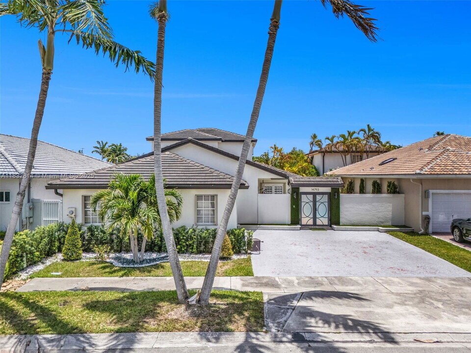 14793 NW 87th Pl in Miami Lakes, FL - Foto de edificio