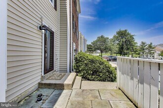 20117 Locustdale Dr in Germantown, MD - Foto de edificio - Building Photo