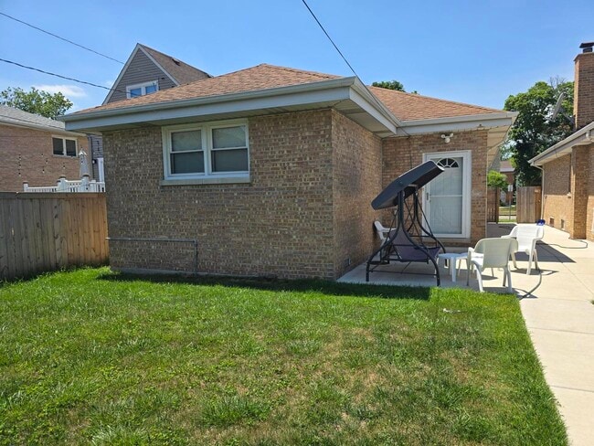 5151 N Meade Ave in Chicago, IL - Foto de edificio - Building Photo