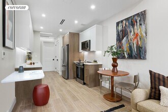 760 Metropolitan Ave in Brooklyn, NY - Foto de edificio - Building Photo