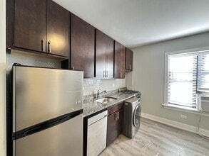 533 W Belden Ave in Chicago, IL - Building Photo - Building Photo