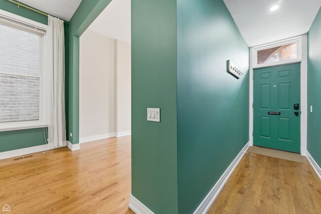 2523 W Chicago Ave in Chicago, IL - Foto de edificio - Building Photo