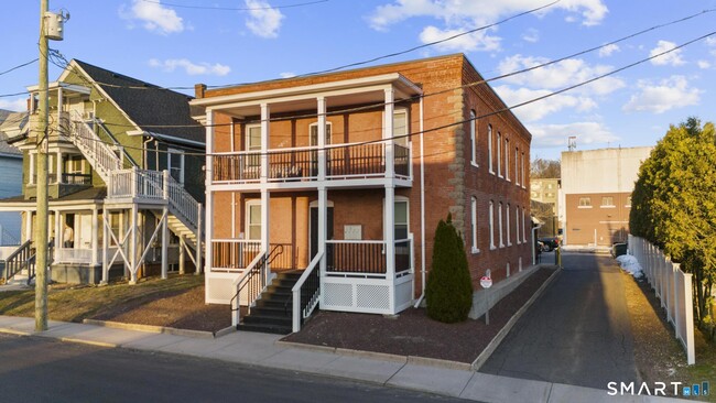 18 Kelley St in Bristol, CT - Foto de edificio - Building Photo