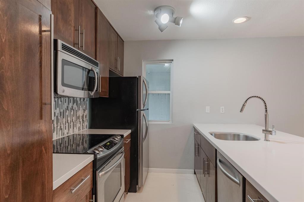 2450 Ashdale Dr-Unit -D-205 in Austin, TX - Building Photo
