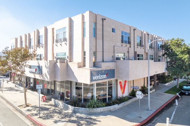 Laurel Canyon Lofts in Valley Village, CA - Foto de edificio - Primary Photo
