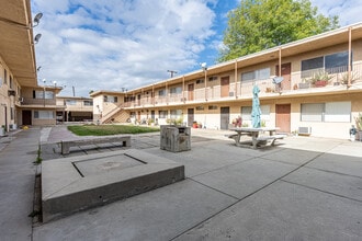 AJ Apartments in Pomona, CA - Foto de edificio - Building Photo
