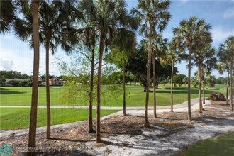 250 Jacaranda Dr in Plantation, FL - Foto de edificio - Building Photo