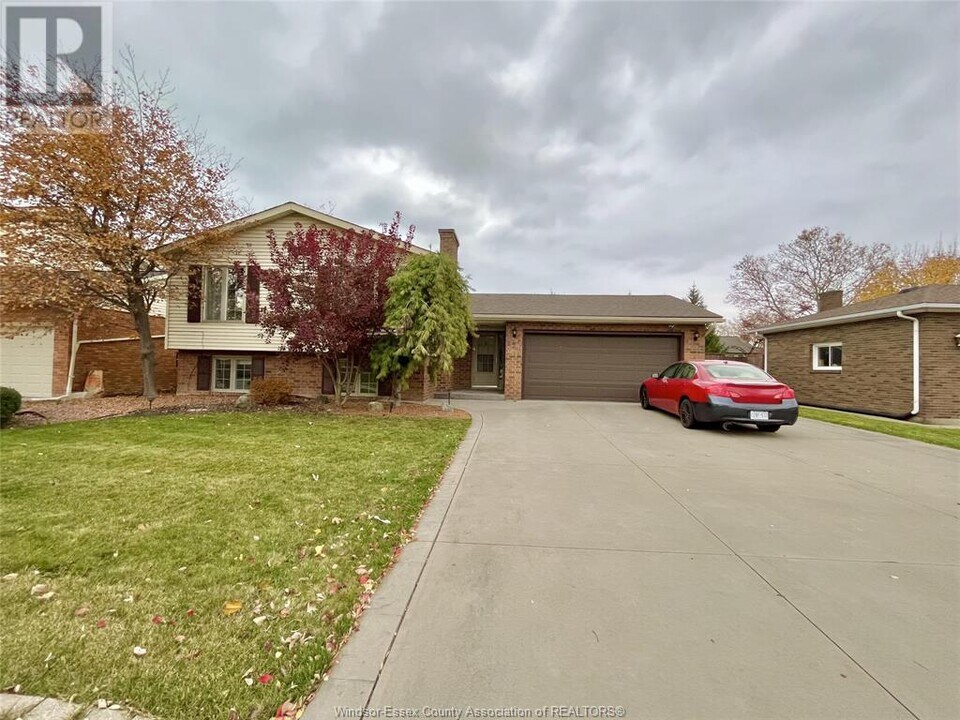 456 Amberly Crescent in Tecumseh, ON - Building Photo