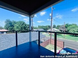 335 S San Eduardo Ave in San Antonio, TX - Building Photo