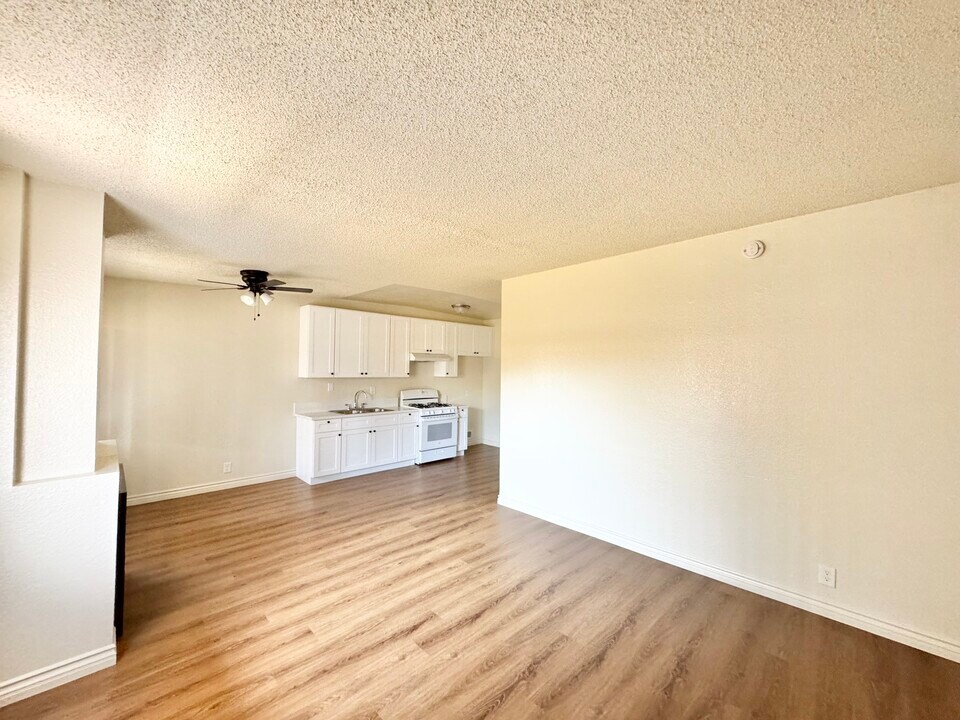 15552 Nordhoff St in Los Angeles, CA - Building Photo