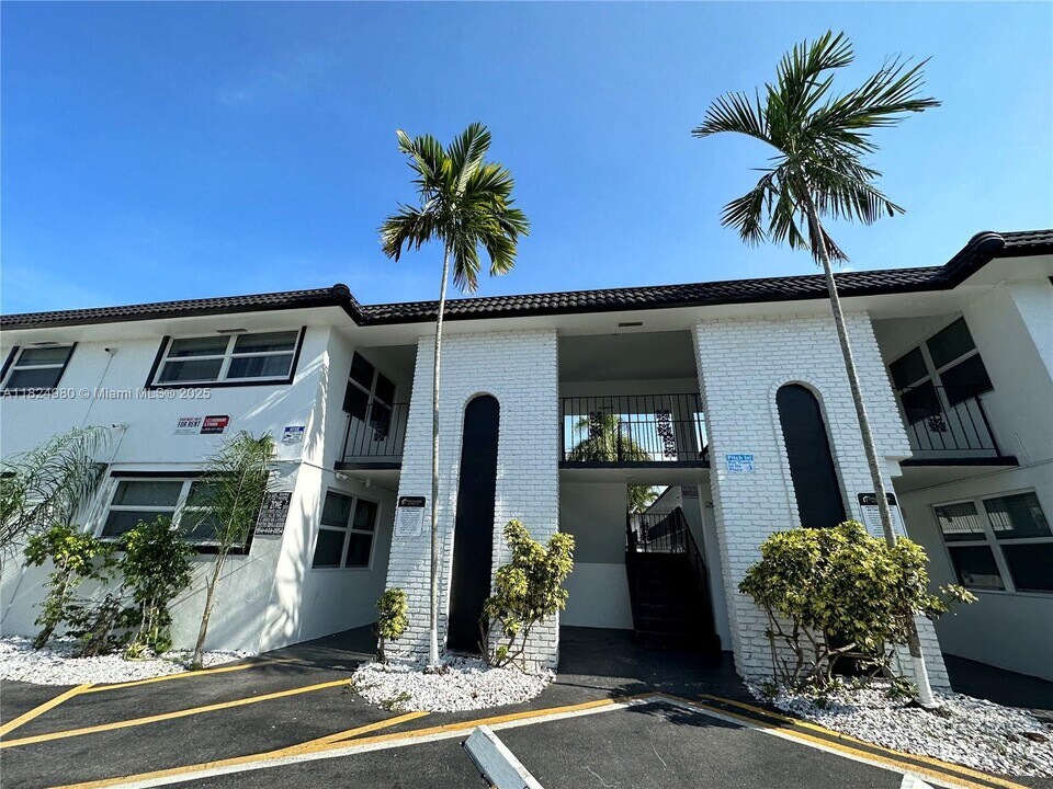 2500 Johnson St in Hollywood, FL - Building Photo
