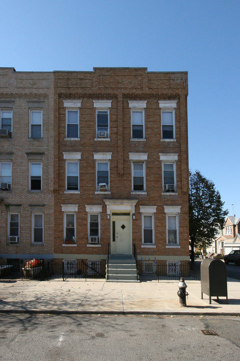 7002 66th St in Glendale, NY - Building Photo