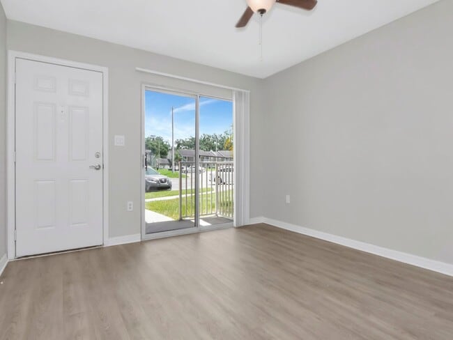 215 Lake Brook Cir in Brandon, FL - Building Photo - Building Photo