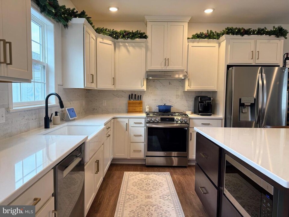 2472 Artesian Wy in Lancaster, PA - Building Photo