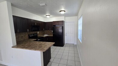 6134 SW 40th Ct in Miramar, FL - Building Photo - Building Photo