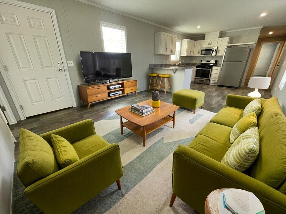 15852 Croatia Dr in Clinton Township, MI - Foto de edificio