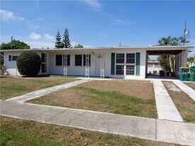 710 Sharon Cir in Port Charlotte, FL - Building Photo