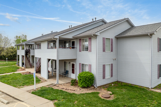 Brookfield Apartments & Townhomes in Emporia, KS - Building Photo - Building Photo