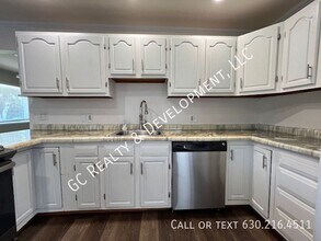 1085 Basswood St in Hoffman Estates, IL - Building Photo - Building Photo