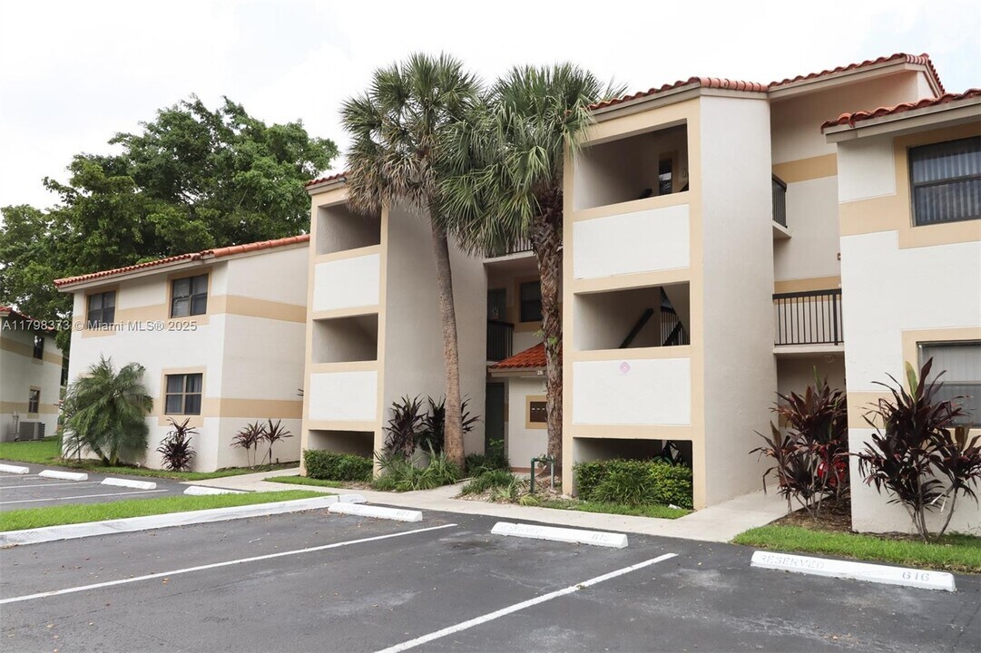 9779 Nob Hill Ct in Sunrise, FL - Building Photo