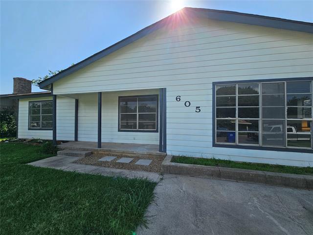 605 White St in Whitesboro, TX - Building Photo