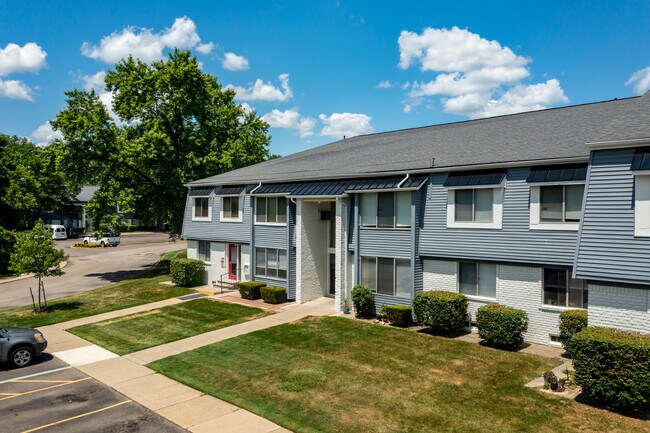 Hines Park Place Apartments in Plymouth, MI - Foto de edificio - Building Photo