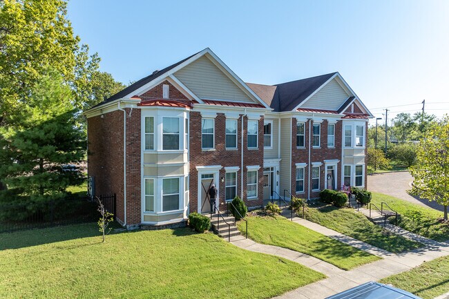 Grand Oaks in Lexington, KY - Foto de edificio - Building Photo