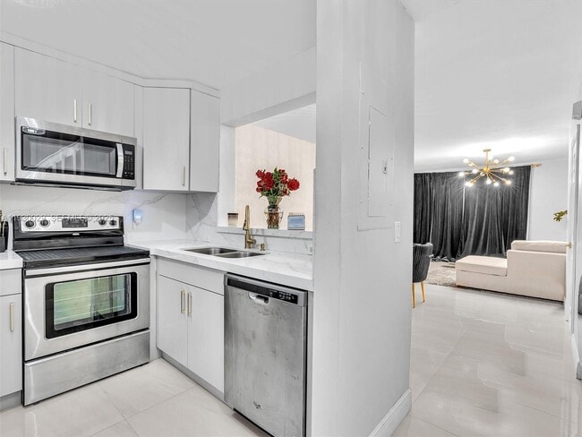 6747 Sienna Club Dr in Lauderhill, FL - Building Photo - Building Photo