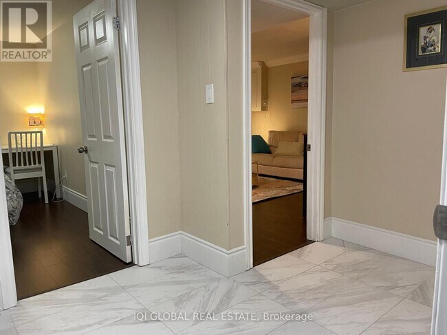 8 DIXFIELD Dr in Toronto, ON - Building Photo - Building Photo