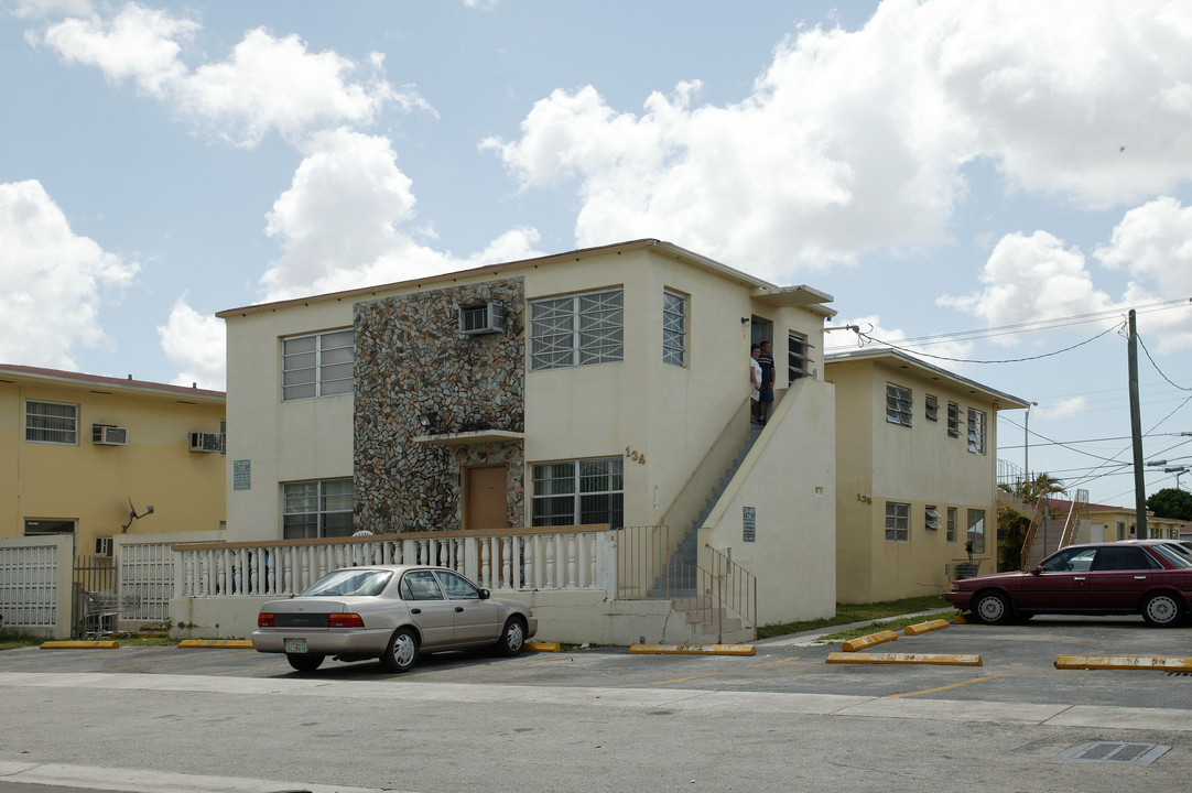 134-138 W 8th St in Hialeah, FL - Foto de edificio