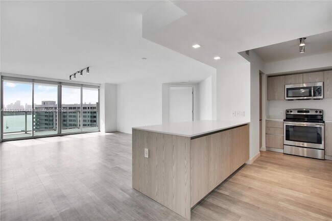 1500 Bay Rd in Miami Beach, FL - Building Photo - Building Photo