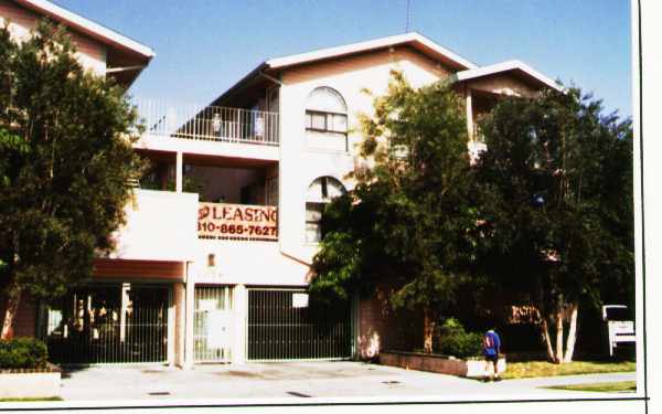 Cherry Heights Apartments in Long Beach, CA - Building Photo - Building Photo