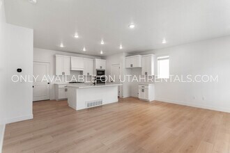 76 S Moonlit Rd in Mapleton, UT - Building Photo - Building Photo