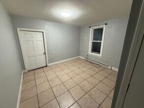 128 Putnam St, Unit 2 in Boston, MA - Foto de edificio - Building Photo