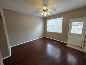 94 N Burberry Park in Spring, TX - Building Photo - Building Photo