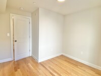 9 8th St, Unit 2 in Cambridge, MA - Building Photo - Building Photo