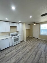 401 S Richmond Rd in Ridgecrest, CA - Foto de edificio - Building Photo